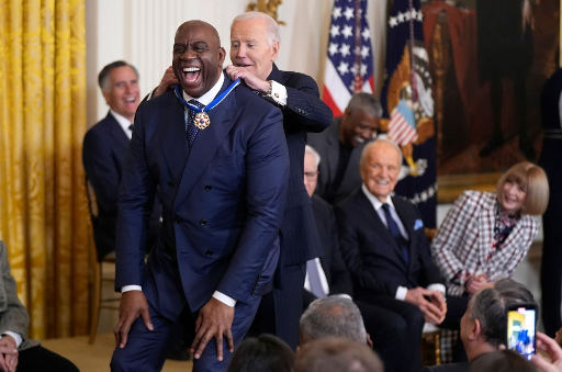 拜登向“魔术师” 约翰逊颁发总统自由勋章。