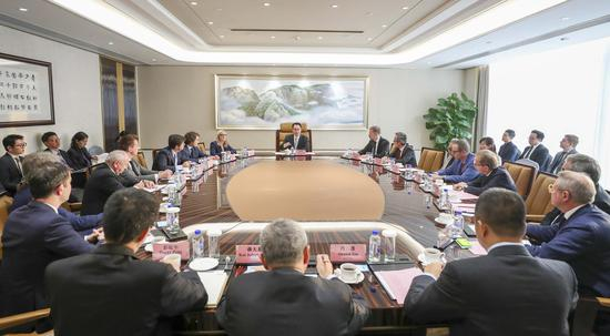 许家印主持召开恒大新能源汽车造型设计研讨会