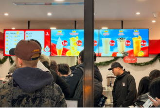 蜜雪冰城美国纽约八大道门店试运营人潮