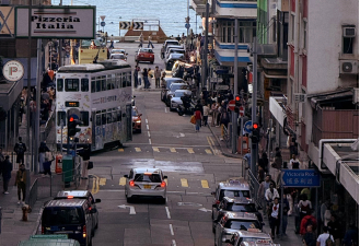 图5：香港街头人潮攒动&nbsp;&nbsp;资料来源：实地拍摄，申万宏源研究