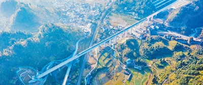 图为12月6日，列车在张吉怀高铁吉首段行驶。 　　刘振军摄（影像中国）