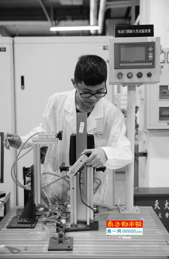 门锁耐久性测试。