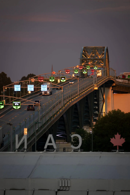 黄昏时分，连接加拿大与美国的和平大桥。