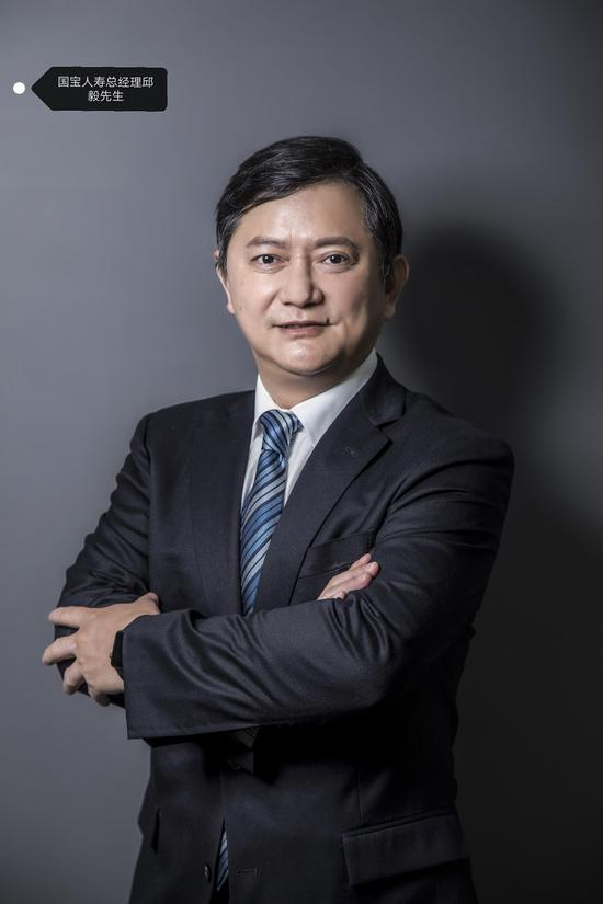 邱毅1987年毕业于北京大学，法学学士，早年有公务员的履职经历。