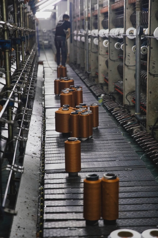 浙江永新集团工厂里不用染色的彩色纺纱（蔡小川 摄）