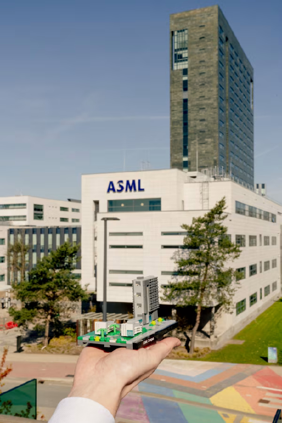 伦森的首个作品是复刻阿斯麦位于荷兰费尔德霍芬的园区，耗时两年多，用了约 2.5 万块积木。