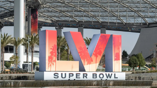 超级碗是全美每年最大的体育盛事，多年来都是全美收视率最高的电视节目，并逐渐成为美国一个非官方的全国性节日。