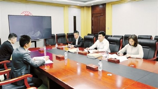 　　图为长春市纪委监委第十四审查调查室和案件审理室工作人员围绕贾东来案有关问题进行研讨。郑涵 摄