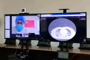 大连市卫健委远程会诊中心，医生与“隔离区”远程会诊。