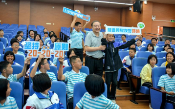 ▲赵堪兴教授与学生们亲切互动