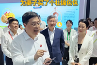 博览会现场，广西壮族自治区主席韦韬为妻子买壮锦包包，“你不要乱打折啊，要正常打折”
