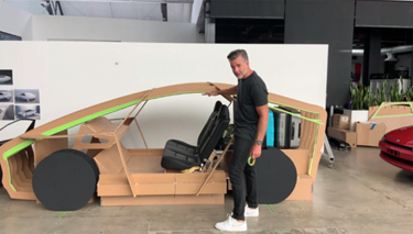 设计师弗朗茨·冯·霍兹豪森和特斯拉早期的自动驾驶出租车（图片来自《埃隆·马斯克传》）