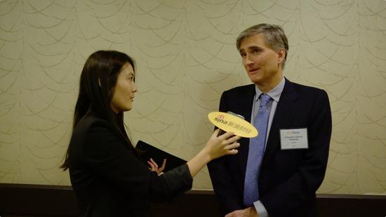 &nbsp;西斯科-加西亚-帕拉梅斯（左）与新浪财经特约通讯员陈文婕合影。（摄影师：陈胤谷）