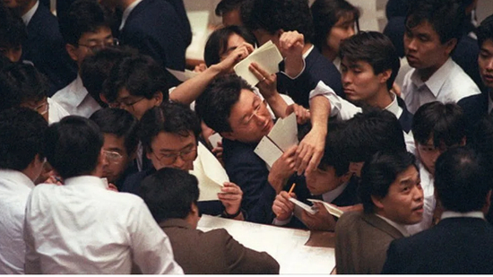 拥挤疯狂的东京证券交易所，1987年