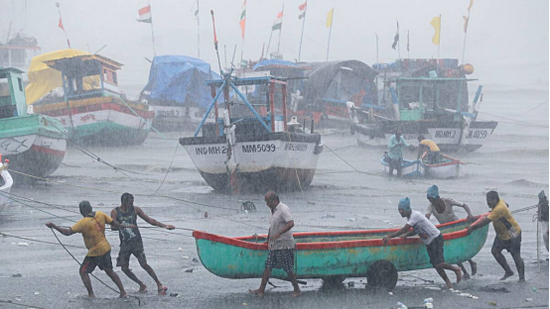 印度官方正在部署救援队伍以及船只和飞机。（AP/Representational）