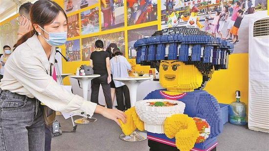 乐高拼装——头戴大鹏凉帽、手捧濑粉仔的本地妇女。