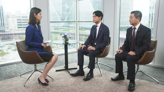 　　左：汤天奇 新浪财经主持人。中：铃木源司 富士胶片（中国）投资有限公司副总裁兼医疗系统事业部本部长。右：郎明 富士胶片医疗系统（广州）有限公司董事总经理