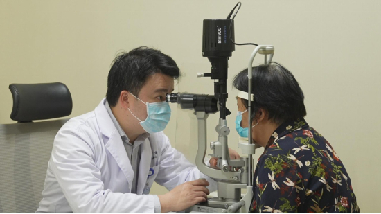 项目负责人、中山大学中山眼科中心副主任（副院长）林浩添教授进行白内障检测