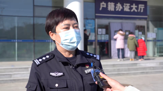 为姜女士办理居住登记卡的北京市通州区焦王庄派出所民警郝建洁接受记者采访。新华社记者 王普 摄