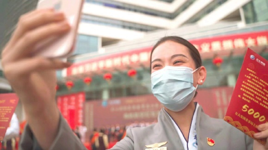 图|员工收到现金红包