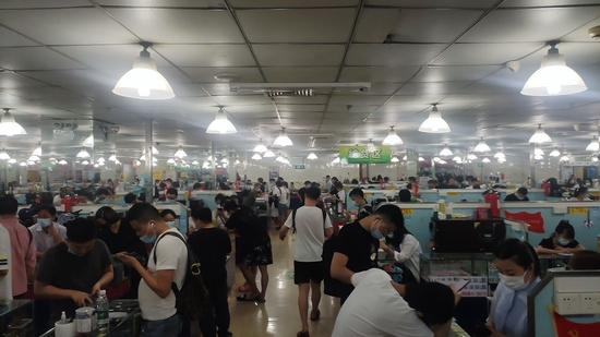 背包客聚集的华强北 图源：时代财经