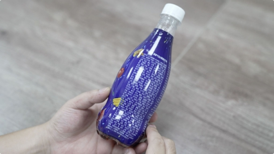 近日，一款名为酵素气泡水的饮料凭借其铺满瓶身的配料表迅速出圈。