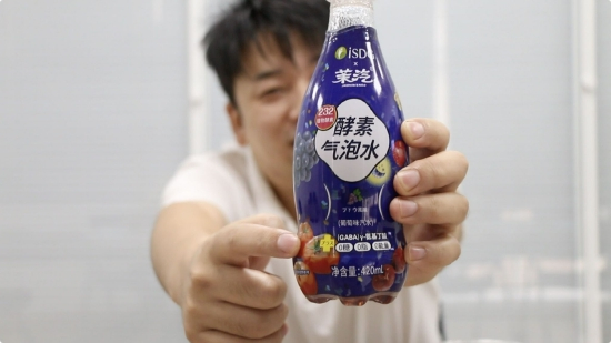 厂家在瓶身特别标注了该款饮料含有232种植物酵素，零糖、零脂、零能量。