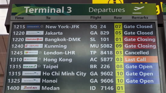 2025 年 3 月 21 日，在新加坡樟宜机场，一块航班出发信息板显示，飞往伦敦希思罗机场的葡萄牙航空 TP8418 航班已取消。