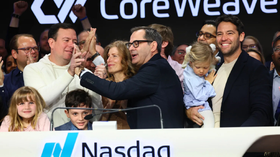 2025 年 3 月 28 日，CoreWeave 的创始人布莱恩・文图罗（穿着运动衫，位于左侧）和迈克・英特拉托在纽约纳斯达克总部敲响开市钟后击掌庆祝。