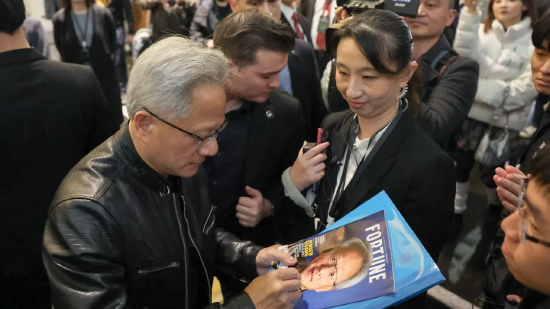 2025 年 1 月 17 日，英伟达联合创始人兼首席执行官黄仁勋在台湾地区台北市为粉丝在杂志封面上签名。