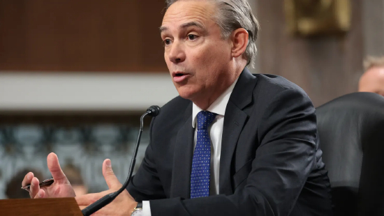 2025 年 4 月 2 日，波音公司总裁兼首席执行官凯利・奥特伯格在华盛顿特区的德克森参议院办公大楼向参议院商务、科学和交通委员会作证。