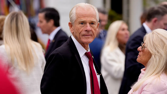 2025 年 4 月 2 日，美国总统唐纳德・特朗普的贸易顾问彼得・纳瓦罗抵达华盛顿白宫玫瑰园，参加 “让美国再次富裕” 贸易公告活动。