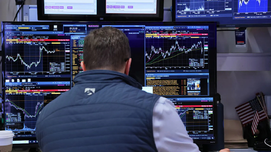 2025 年 4 月 10 日，交易员们在纽约证券交易所的交易大厅工作