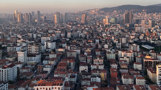 2024 年 3 月 4 日日落时分，土耳其伊斯坦布尔的城市景观。