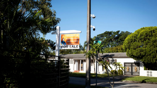 2025 年 4 月 16 日，美国佛罗里达州迈阿密，一所房屋前立着一块 “待售” 标牌