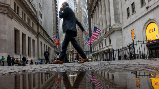 2025 年 4 月 4 日，人们走过纽约市的纽约证券交易所
