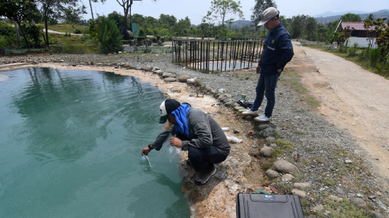 2023 年 10 月 23 日，印度尼西亚中苏拉威西省莫罗瓦利摄政区翁普特贾亚村，能源和矿产资源部（ESDM）地质局的团队采集了在该村发现的天然氢气样本