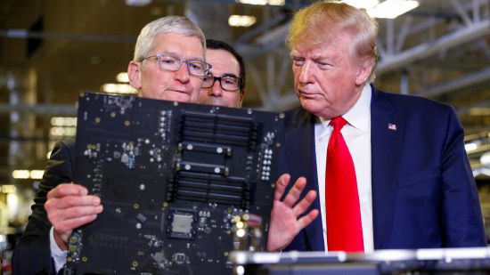 2019 年 11 月 20 日，美国得克萨斯州奥斯汀，苹果首席执行官蒂姆・库克陪同唐纳德・特朗普总统参观苹果公司的 Mac Pro 制造工厂，财政部长史蒂文・姆努钦在一旁观看。