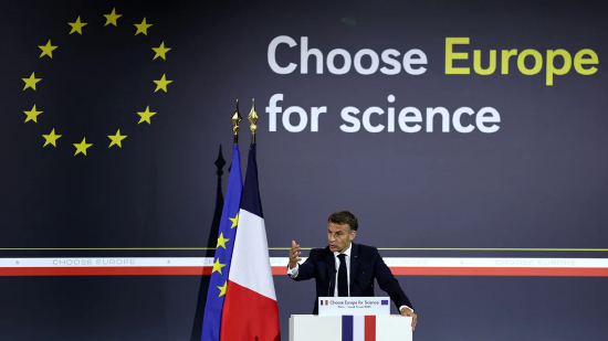 5 月 5 日，法国总统埃马纽埃尔・马克龙在巴黎索邦大学举行的 “选择欧洲，投身科学” 活动上发表讲话。