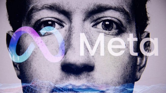 2025 年 4 月 11 日，在法国布列塔尼的凯卢安，马克・扎克伯格的肖像与 Meta 集团标志的双重曝光照片。