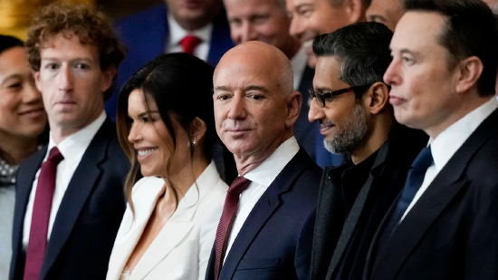 Meta 平台公司首席执行官马克・扎克伯格（左）、劳伦・桑切斯、亚马逊公司创始人杰夫・贝索斯、Alphabet 公司首席执行官桑达尔・皮查伊和特斯拉公司首席执行官埃隆・马斯克，2025 年 1 月 20 日，在美国华盛顿特区美国国会大厦圆形大厅举行的第 60 届总统就职典礼上。