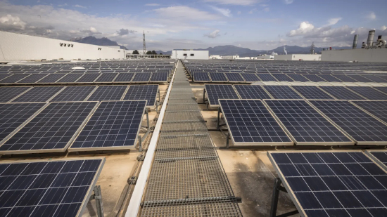 2025 年 3 月 13 日，西班牙马托雷尔的西雅特・卡普拉（Seat Cupra SA）工厂的太阳能电池板。