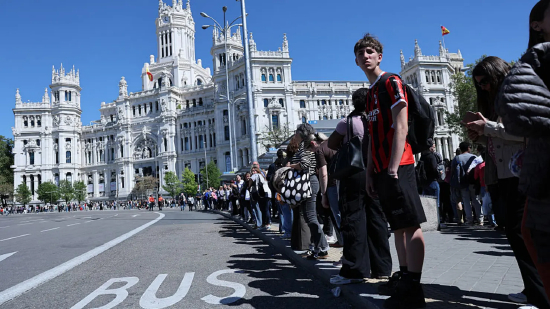 2025 年 4 月 28 日，由于西班牙大规模停电，马德里市中心西贝莱斯广场的一个公交站，人们在排队。