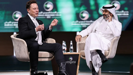 2025 年 5 月 13 日，在沙特阿拉伯利雅得举行的沙特 - 美国投资论坛上，特斯拉首席执行官埃隆・马斯克与沙特通信和信息技术部长阿卜杜拉・阿尔斯瓦哈一同出席并发言。