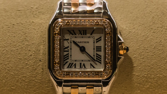 卡地亚奢侈品店内展示的卡地亚猎豹腕表。