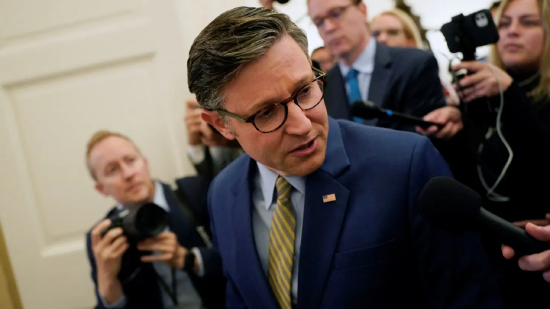 2025 年 5 月 21 日，美国众议院议长迈克・约翰逊（路易斯安那州共和党）在国会山前往白宫参加预算会议途中接受记者采访，当天正值众议院规则委员会就美国总统唐纳德・特朗普的大规模减税计划举行听证会。