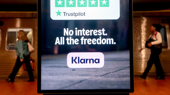 2025 年 6 月 3 日，美国华盛顿特区地铁中心站的Klarna广告。随着这家金融科技公司在推迟的纽约上市前进一步拓展银行服务，Klarna正在为美国客户试用借记卡。