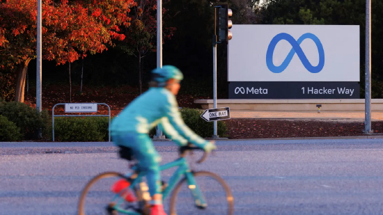 2022 年 11 月 9 日，一名骑自行车的人在美国加利福尼亚州山景城 Facebook 母公司 Meta Platforms Inc 的总部外经过 Meta 的标志。