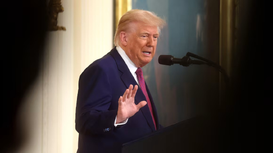 美国总统唐纳德・特朗普在签署一系列与加州机动车排放标准相关的法案前发表讲话。