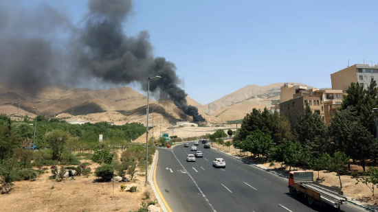 2025 年 6 月 16 日，德黑兰西北部的沙赫兰油库连续第二天冒出浓烟。